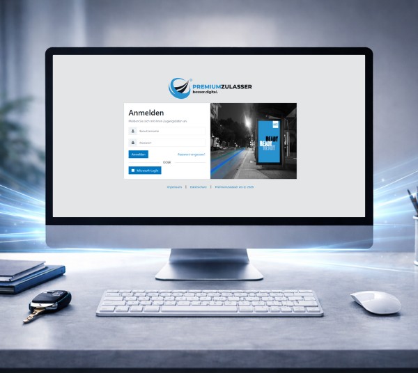 PZeG.online Software-Login auf Desktop Bildschirm Computerbildschirm auf einem Schreibtisch mit Tastatur, Maus und Autoschlüssel, der die Login-Seite der Software PZeG.online zeigt.
