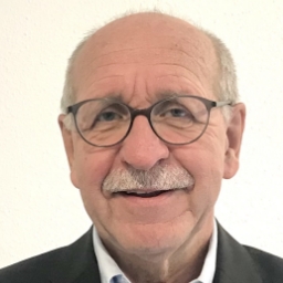 dr-christoph-hack Porträt eines Mannes mit Brille vor hellem Hintergrund.