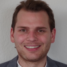 robert-wuensch Porträt eines Mannes vor hellem Hintergrund.