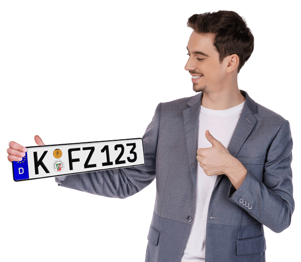 Mann zeigt Daumen hoch und hält ein Kennzeichen hoch