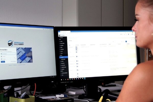 Mitarbeiterin nutzt die PZeG.online-Zulassungssoftware zur i-Kfz Zulassung