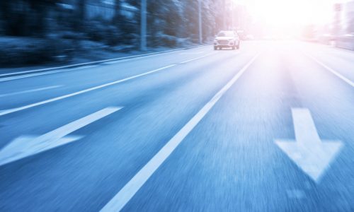 Ein Auto fährt auf einer mehrspurigen Straße