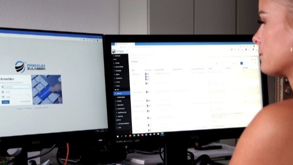 Mitarbeiterin nutzt Zulassungssoftware | Hersteller