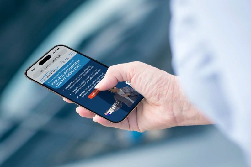 Nahaufnahme eines Smartphones mit der PZeG-Zulassungssoftware | Zulassungsservice Privatkunden